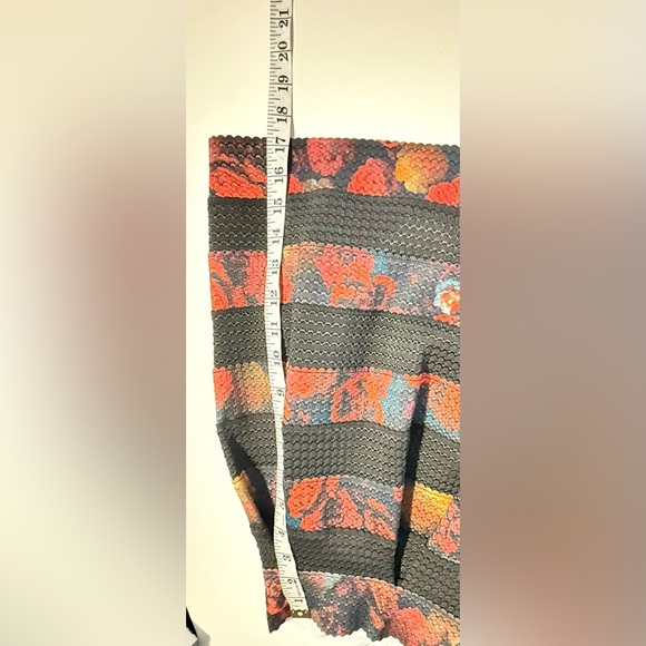 Guess Black and Red Floral Mini Skirt - Picture 4 of 7